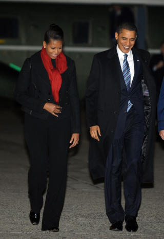 REISTE 01.30: Her g�r et smilende presidentpar om bord i Air Force One f�r avreise til Oslo. Foto: AFP PHOTO/Jewel SAMAD/Scanpix