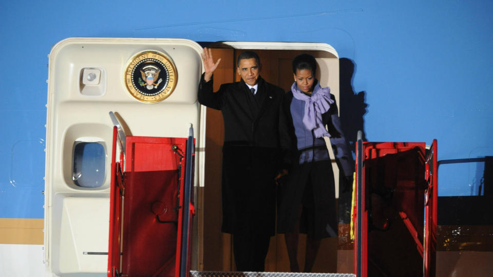 LANDET: President Barack Obama og kona Michelle har landet p� Gardermoen og er n� p� vei til Oslo i bilkortesje. Foto: Thomas Rasmus Skaug