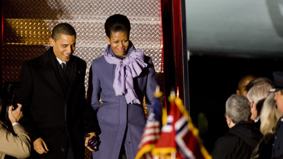 LILLA Presidentparet steg ut av Air Force One like over halv ni i dag tidlig. Michelle Obama hadde skiftet fra svart til lilla f�r ankomsten i Oslo. Foto: Heiko Junge / Scanpix