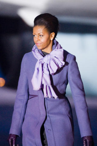 PYNTA: Michelle Obama er mer pynta og i gladere farger ved ankomst i Norge enn da hun dro fra USA, mener Vanessa Rudjord, redakt�r i Costume.
Foto: Heiko Junge / Scanpix