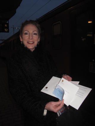 HAR BILLETT: Her ankom Mary til Oslo i dag morges med to billetter til fredsprisutdelingen i hendene. Foto: Siril K. Herseth