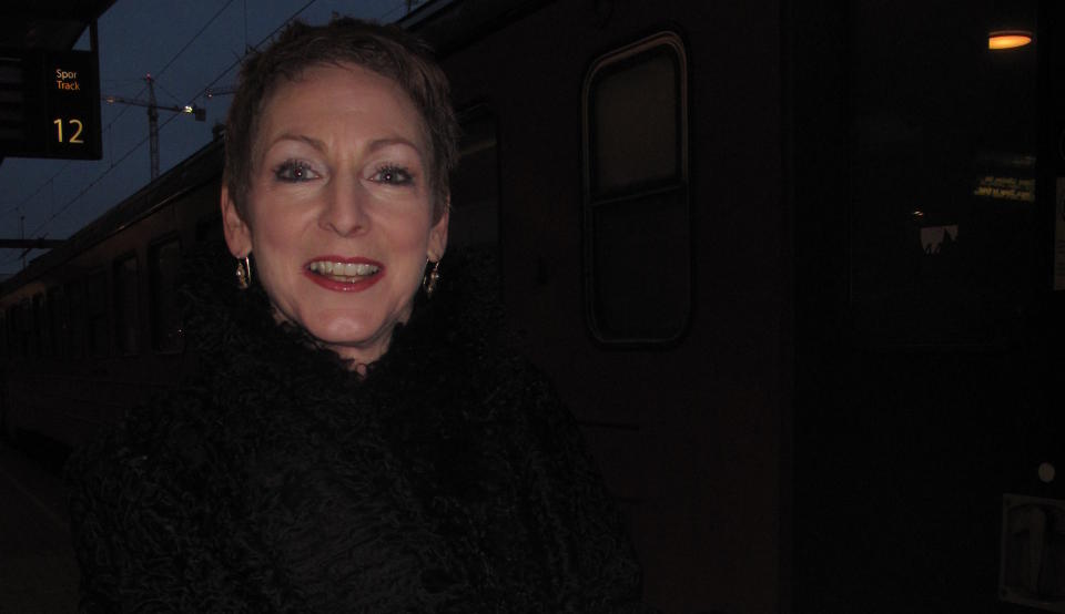 P� TOGSTASJONEN: Mary Menth Andersen (53) var helt i ekstase da Dagbladet m�tte henne p� Oslo S i dag tidlig. - Dette er s� spennende! utbr�t hun. Selv Det hvite hus i Washingstong skal ha engasjert seg i historien da Mary m�tte Obama f�rste gang.