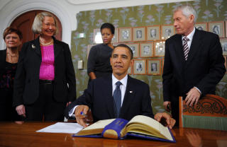 SIGNERTE PROTOKOLLEN: F�r Obama m�tte Stoltenberg p� hans kontor i Regjeringskvartalet, signerte han protokollen p� Nobelinstituttet.
AFP PHOTO/Jewel SAMAD