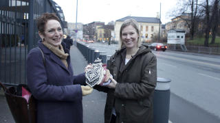 M�TTE LEVERE VOTTENE FRA SEG: Mary m�tte i g�r levere fra seg selbuvottene til Ulrika Ingvarson, gaveansvarlig ved den amerikanske ambassaden i Oslo. Foto: Hans Arne Vedlog