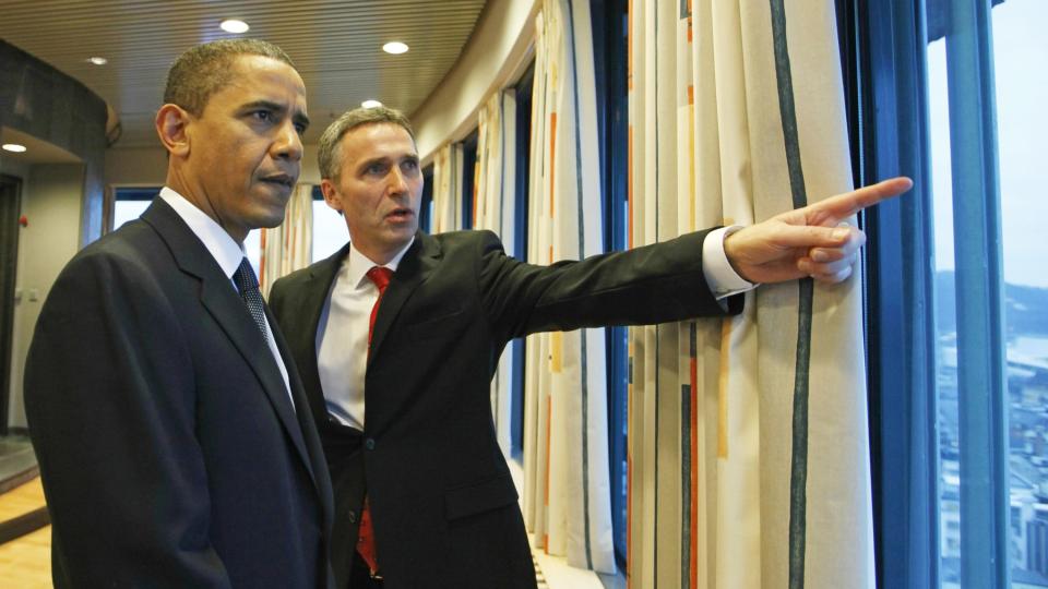 FIKK SE OSLO: Ogs� Barack Obama fikk se Jens Stoltenbergs utsikt fra Statsministerens kontor. Obama fikk ogs� hilse p� flere av Stoltenbergs n�rmeste r�dgivere. N� sitter Stoltenberg og Obama i et m�te, som trolig f�rst og fremst vil handle om klima. Foto: Scanpix