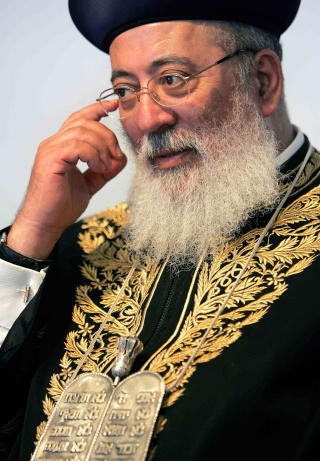 SJEFRABBI: Det finnes to religi�se overhoder i Israel, blant annet holder de overoppsynet med de religi�se domstolene. Dette er den sefardiske sjefrabbien Shlomo Amar. Foto: REUTERS/Max Rossi