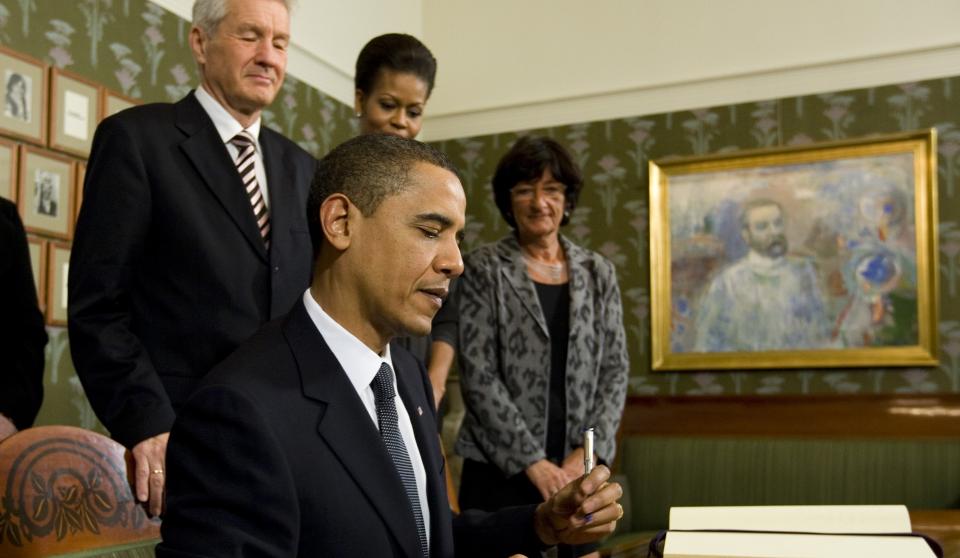 H�PER P� HJELP: I sin tale til fredsprisvinner Barac Obama bruker Thorbj�rn Jagland mye tid p� � forsvare tildelingen av Nobels fredspris til den amerikanske presidenten. Jagland h�per Obama f�r all den drahjelp han kan f� for � innfri forventningene. Foto: Scanpix