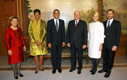 DET OFFISIELLE BILDET: Fredsprisvinner Barck Obama og kona Michelle sammen med kronprinsesse Mette-Marit, kronprins Haakon, kong Harald og dronning Sonja p� Slottet i Oslo.
Foto: Lise �serud / SCANPIX