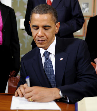 SKRIVER UNDER: President Barack Obama skrev ogs� underskriften i gjesteboken til Nobelinstituttet og p� et dokument. Foto: AFP/Jewel SAMAD