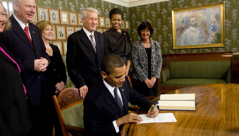 H�YTIDIG: Barack Obama skrev en ydmyk hilsen i gjesteboken til Nobelinsituttet. Foto: Terje Bendiksby / Scanpix
