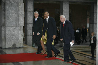 ANKOMMER: Barack og Michelle Obama med Torbj�rn Jagland og Geir Lundestad p� slep. Foto: Torbj�rn Gr�nning