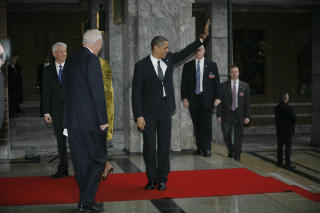 TAKKER: Barack Obama f�r han entret r�dhuset. Foto: Torbj�rn Gr�nning