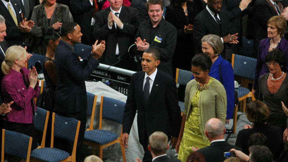 HYLLES: President Barack Obama tar i mot hyllesten inne i Oslo r�dhus. Will Smith klapper iherdig for prisvinneren. Foto: Eirik Helland Urke