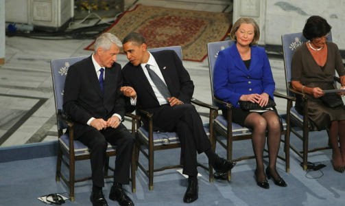 SMALL TALK: Torbj�rn Jagland og Barack Obama i prat f�r seremonien startet. Foto: Eirik Helland Urke