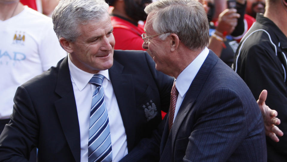 HYGGELIG F�R AVSPARK: City-sjef Mark Hughes smilte og h�ndhilste p� Alex Ferguson f�r byderbyet i Manchester i september. Foto: AP/Jon Super