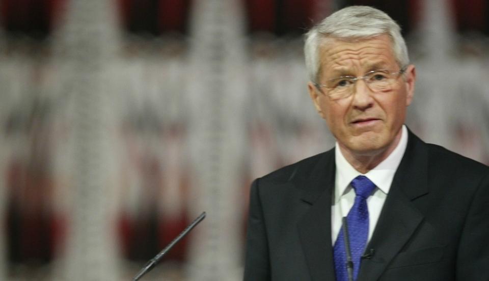 HOLDT TALE: Leder av fredspriskomiteen, Thorbj�rn Jagland, holdt tale til fredsprisvinner Barack Obama i R�dhuset i dag. Foto: Bj�rn Sigurds�n / Scanpix POOL