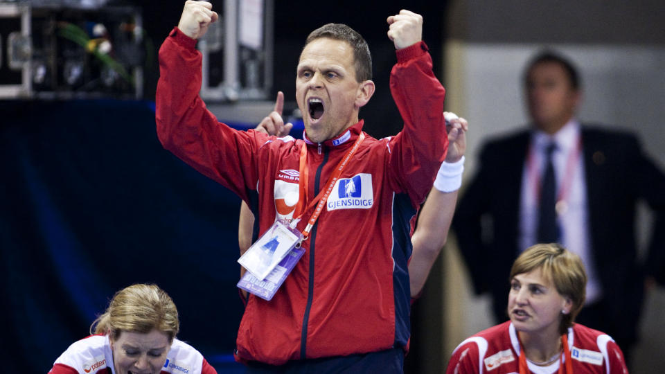 KUNNSKAPSREGIMET LEVER VIDERE: Thorir Hergeirsson kan juble for seier i den f�rste virkelige t�ffe og viktige kampen etter at han overtok som hovedtrener for de norske h�ndballjentene. Foto: Gorm Kallestad, Scanpix