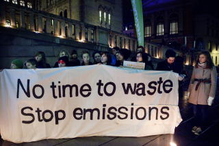 �NSKET NOE MER KONKRET: Milj�bevegelsen trodde Obama ville fokusere mer p� klima i sin tale. Her fra Greenpeace-demonstrasjon i g�r. Ingeborg Gj�rum fra Natur og Ungdom til h�yre. Foto: Nina Hansen / Dagbladet