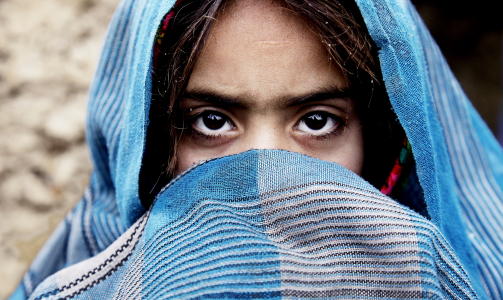 KALDE FLYKTNINGER: Anar Gol (7) har ikke f�tt varmere kl�r siden Dagbladet traff henne i januar.
Hun kom til flyktningleiren vest for Kabul etter at amerikanske fly bombet landsbyen hennes i
Kandahar.