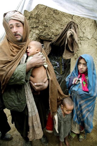 TROR P� OBAMA: L�reren Shamsudin (20) underviser ungene i leiren i to skift om dagen. Han
tror det er positivt at Obama sender flere styrker til Afghanistan.