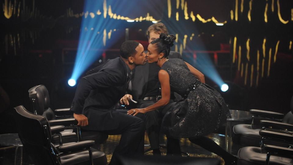 HER KYSSER DE: Will og Jada Pinkett Smith hos Skavlan i kveld. Foto: STELLA PICTURES
