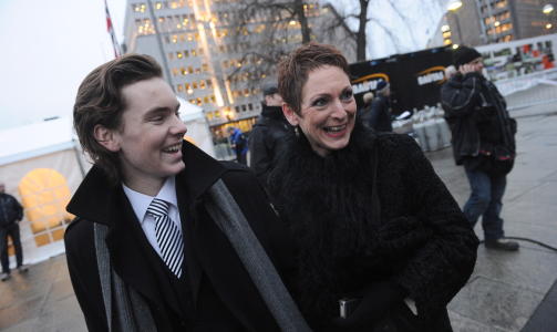S�NNEN VAR MED: Mary hadde med seg s�nnen Marius (17) p� den h�ytidelige seansen i R�dhuset i dag. Foto: H�kon Eikesdal