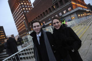 UTENFOR R�DHUSET: Mary og s�nnen Marius (17) utenfor R�dhuset etter fredsprisutdelingen. Foto: H�kon Eikesdal