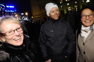 SPENT: Marit Wien Tollefsrud, Rune Kalleberg og Soon �hrling hadde tatt turen til Oslo sammen med sine klasser fra viderg�ende skole p� Hadeland. Foto: H�kon Eikesdal