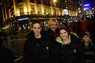 SPESIELT: - N�r det f�rst skjer noe s� spesielt som at Obama er her, s� er vi jo n�dt til � komme her for � f�lge med, sier Elin Kobro. Her sammen med s�nnene Nikolai, Knut og Edvard. Foto: H�kon Eikesdal