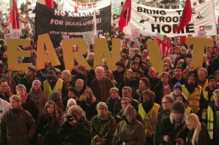 DEMONSTRASJONTOG: Fortjen prisen, mener demonstrantene som g�r mot Grand Hotel. Foto: Stian Lysberg Solum / SCANPIX