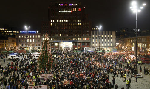 FAKKELTOGET:
Deltagere i fakkeltoget i anledning utdelingen av Nobels fredspris 2009, samlet f�r avmarsj fra Youngstorget i Oslo torsdag kveld.
Foto: Kyrre Lien / SCANPIX