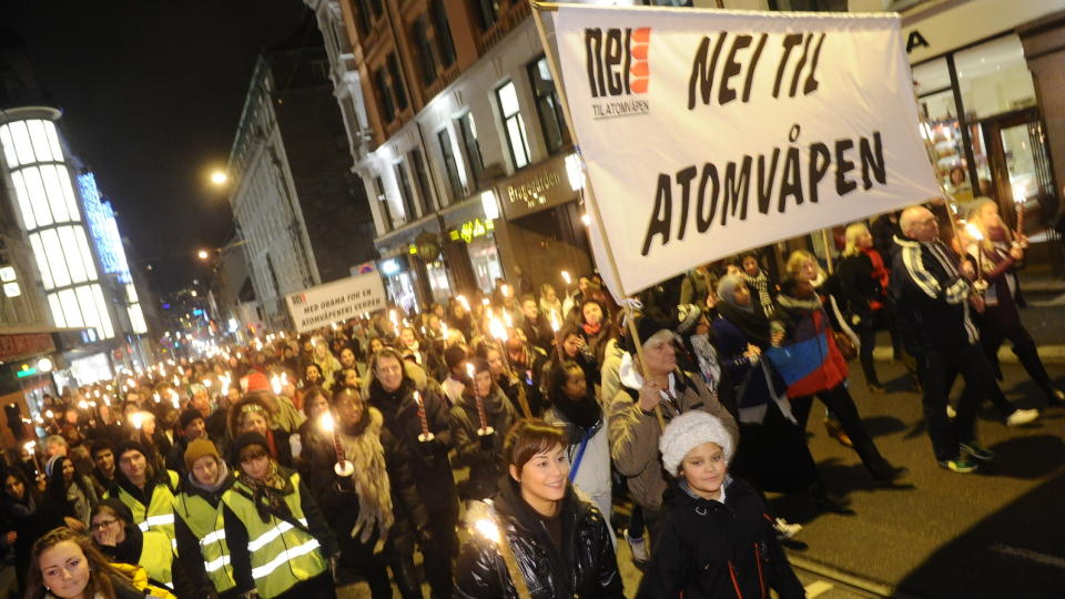 STORE MENGDER: 6350 mennesker gikk i fakkeltoget til st�tte for Obama. Foto: H�kon Eikesdal.