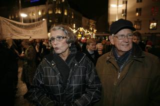 DEMONSTRERER: Ekteparet Inger og Jostein Nesv�g g�r i demonstrasjonstog for � vise at de er uenige med Obama, spesielt n�r det gjelder krigf�ringen i Afganistan. Foto: Torbj�rn Gr�nning / Dagbladet