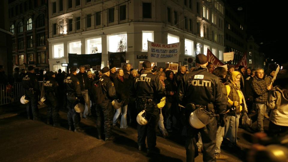 ROLIG TOG: Flere tusner g�r i tog for � demonstrere mot at Barack Obama mottok fredsprisen. Demonstrasjonen har g�tt rolig for seg. Foto: Torbj�rn Gr�nning