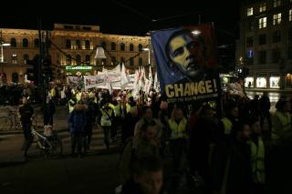 UFORTJENT: Demonstrasjonen g�r rolig for seg i Oslos gater, og budskapet er: No peace - no price. Foto: Torbj�rn Gr�nning / Dagbladet