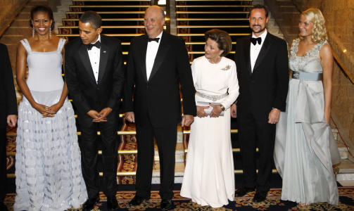 SE S� FIN! 
Alle beundrer Michelle, fra venstre Barack Obama, kong Harald, dronning Sonja, kronprins Haakon og kronprinsesse Mette-Marit samlet f�r Nobelkomiteens bankett.
Foto: Lise �serud / Scanpix