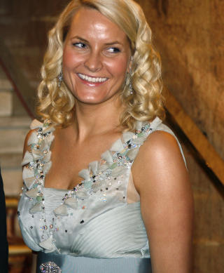 STR�LTE:  Kronprinsesse Mette-Marit f�r Nobelkomiteens bankett.
Foto: Lise �serud / Scanpix