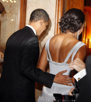 GELEIDER KONA INN:  President og prisvinner Barack Obama og hans kone Michelle Obama ankommer Nobelkomiteens bankett .
Foto: Lise �serud / Scanpix
