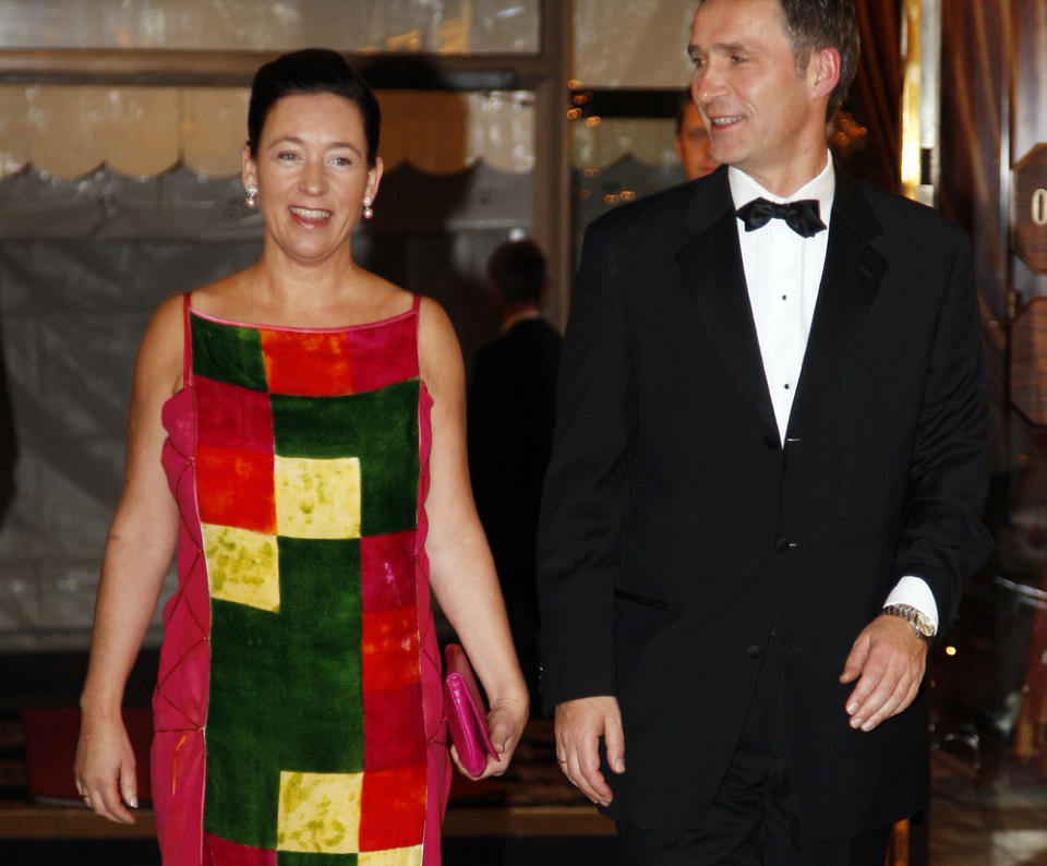 P� NOBELFEST:  
Statsminister Jens Stoltenberg og hans kone Ingrid Schulerud ankommer Nobelkomiteens bankett p� Grand Hotel torsdag i forrige uke.
Foto: Lise �serud / Scanpix POOL