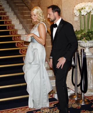 STR�LTE:  Kronprinsesse Mette-Marit og kronprins Haakon f�r Nobelkomiteens bankett. Foto: Lise �serud / Scanpix