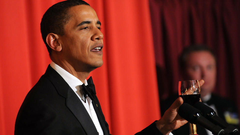 SK�L: Obama fikk kjapt et glass r�dvin p� foresp�rsel og sk�lte til Alfred Nobels minne. Foto: AFP PHOTO/Jewel SAMAD