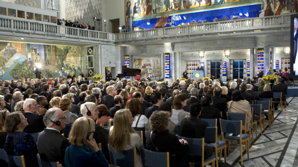 - FLERE FOTOGRAFERTE: Flere stortingsrepresentanter tok bilder av Barack Obama og Will Smith under fredsprisutdelingen i Oslo r�dhus i dag, sier H�yres Peter Gitmark. Han synes oppf�rselen undergraver stortingsrepresentantenes verdighet og integritet. 
Foto: Bj�rn Sigurds�n / Scanpix POOL