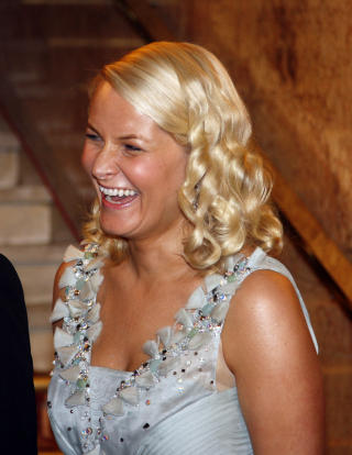 GJORDE INNTRYKK: Kronprinsesse Mette-Marit under Nobelkomiteens bankett p� Grand Hotel torsdag kveld. Foto: Lise �serud / Scanpix POOL
