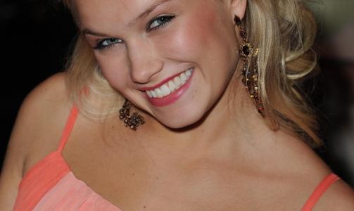 N�YTRAL:  Norske sara pr�ver � holde seg unna intrigene blant jentene. Foto: STELLA PICTURES