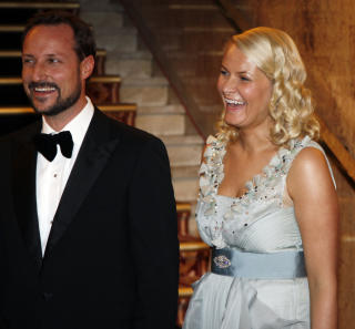 I GODT HUM�R: Kronprins Haakon og kronprinsesse Mette-Marit p� Nobel-banketten. 
Foto: Lise �serud / Scanpix