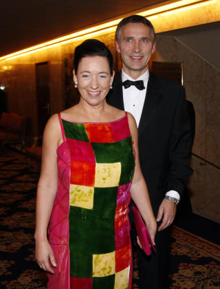 BANKETT: Statsminister Jens Stoltenberg og fru Ingrid Schulerud ankom Nobelkomiteens bankett p� Grand Hotell. Foto: Lise �serud / Scanpix POOL