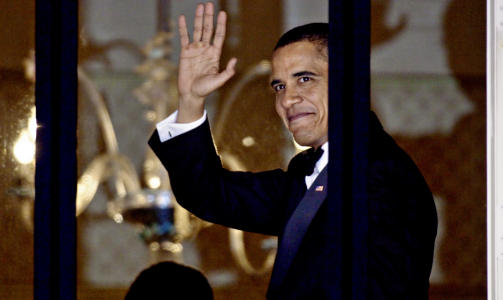 HYLLET: Obama vinker til folkemassene fra balkongen p� Grand Hotell. 
Foto: Krister S�rb� / Dagbladet