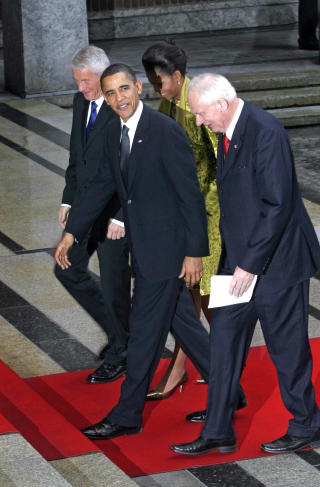 INNTAR R�DHUSET: Nobelkomiteens leder Thorbj�rn Jagland, Nobelinstituttets direkt�r Geir Lundestad og prisvinner Barack Obama. Foto: REUTERS/Jarl Erichsen/Scanpix