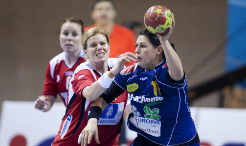 FRA SEKUNDSTRID TIL HEISSTOPP: Tonje Larsen og Norge vant f�rst en dramatisk kamp mot Romania, s� stoppet heisen deres. Foto: Gorm Kallestad/SCANPIX