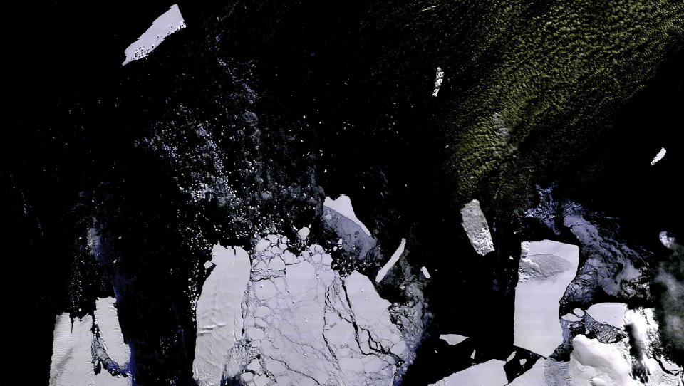 L�SREV SEG FRA ANTARKTIS:  Satellittbildet viser isfjellbiten i Rosshavet. Isfjellet er st�rre enn Hongkong og skal n� v�re p� vei mot Australia, noe forskere beskriver som noe som skjer en gang i et �rhundre.  Foto: SCANPIX/AFP PHOTO / HO / AUSTRALIAN ANTARCTIC DIVISION